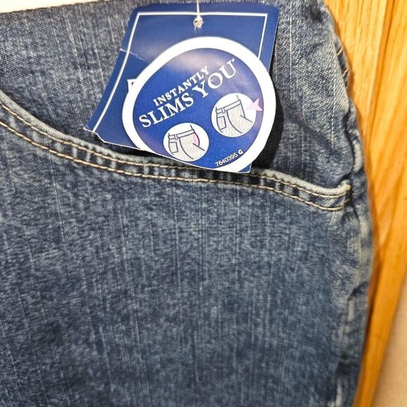 RIDERS BY LEE Women's Plus Mid Rise Instant Slimming Med Wash Jean Shorts 18W - Picture 5 of 13